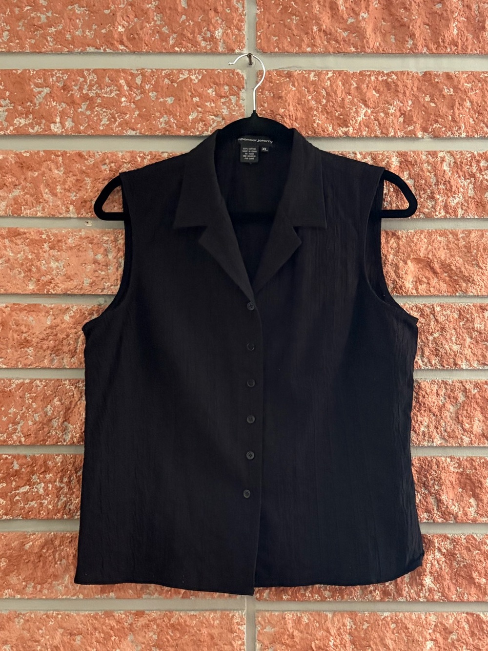 🌟 Spenser Jeremy Black Sleeveless Button-Down Blouse